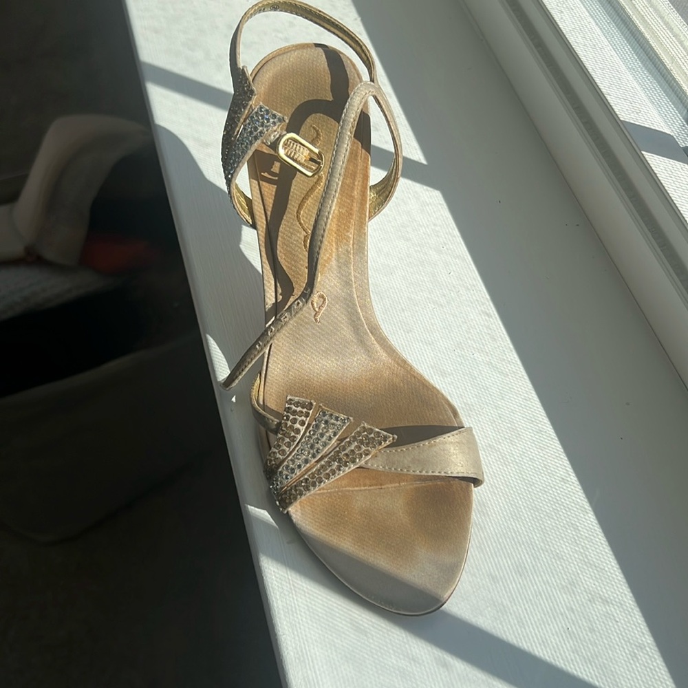 Low nude heels. Old. size 5.5